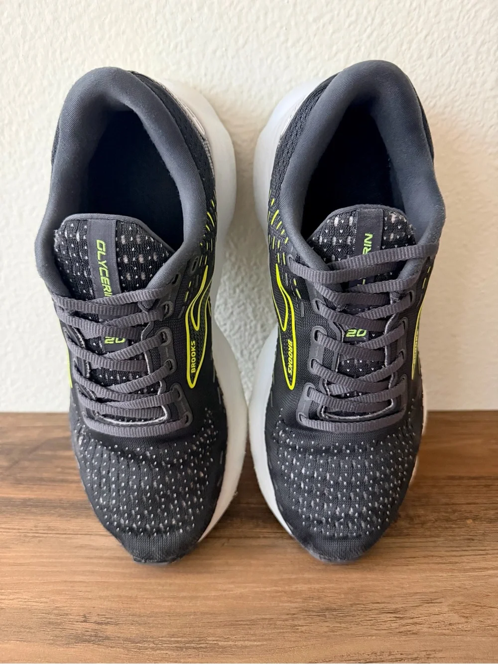 Brooks Women’s Glycerin 20 in Ebony/Nightlife/White (Size: 9-B) Great Condition
